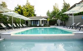 8 Boutique Suites
